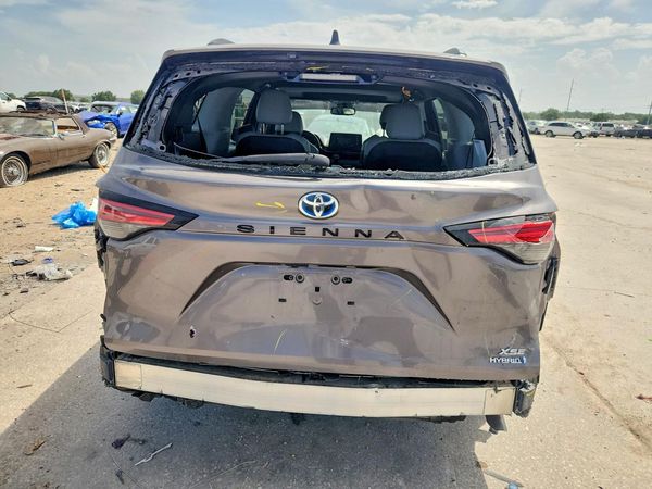 2022 TOYOTA SIENNA XSE
