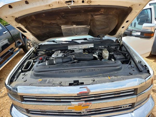 2019 CHEVROLET SILVERADO LTZ — Engine bay