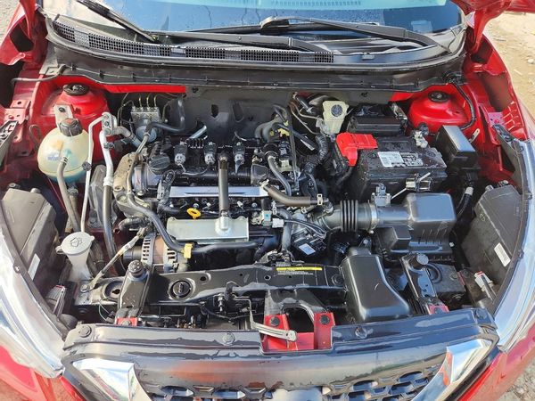2020 NISSAN KICKS — Engine bay