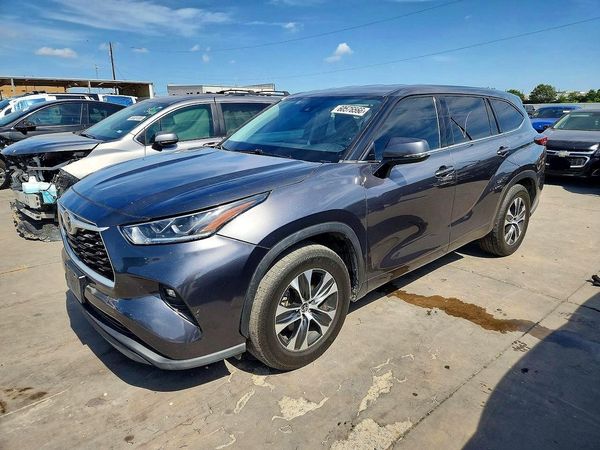 2022 TOYOTA HIGHLANDER LE