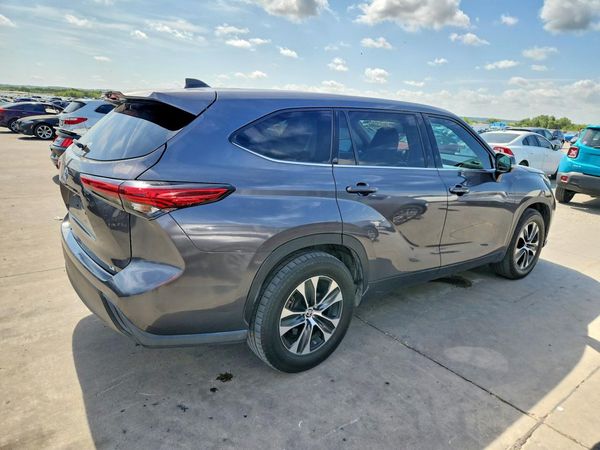 2022 TOYOTA HIGHLANDER LE
