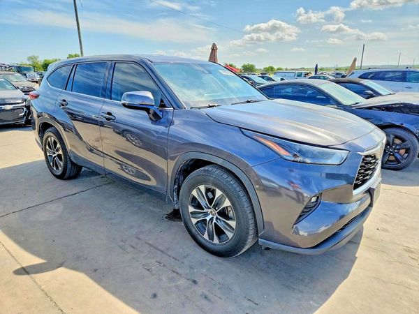 2022 TOYOTA HIGHLANDER LE
