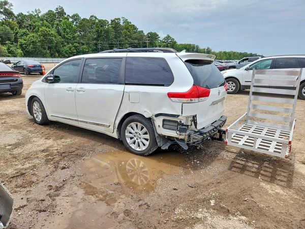2014 TOYOTA SIENNA
