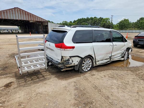 2014 TOYOTA SIENNA