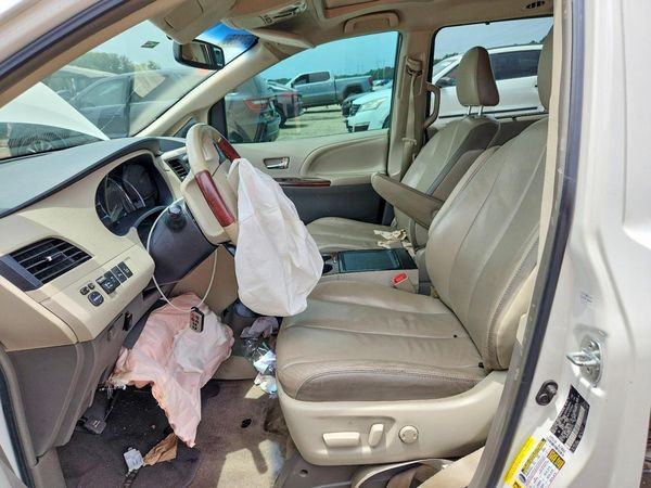 2014 TOYOTA SIENNA