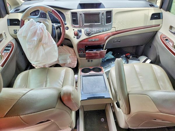 2014 TOYOTA SIENNA