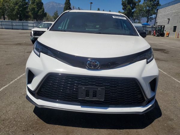 2026 TOYOTA SIENNA XSE