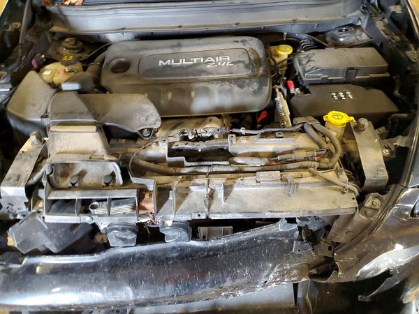 2014 JEEP CHEROKEE Limited — Engine bay