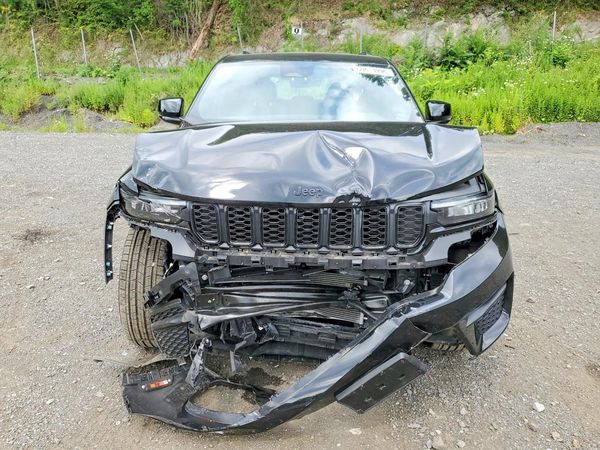 2025 JEEP GRAND CHEROKEE Laredo, Altitude