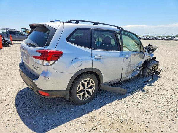 2022 SUBARU FORESTER