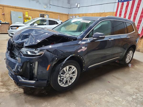 2025 CADILLAC XT6 Luxury — Front 3/4