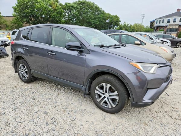 2018 TOYOTA RAV4 LE — Passenger 3/4