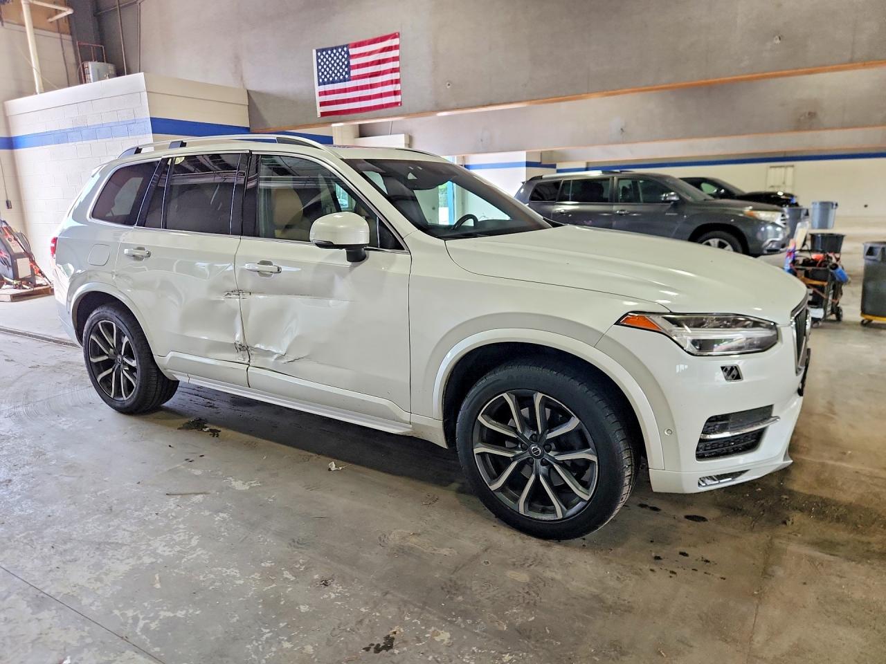 2017 VOLVO XC90 Momentum