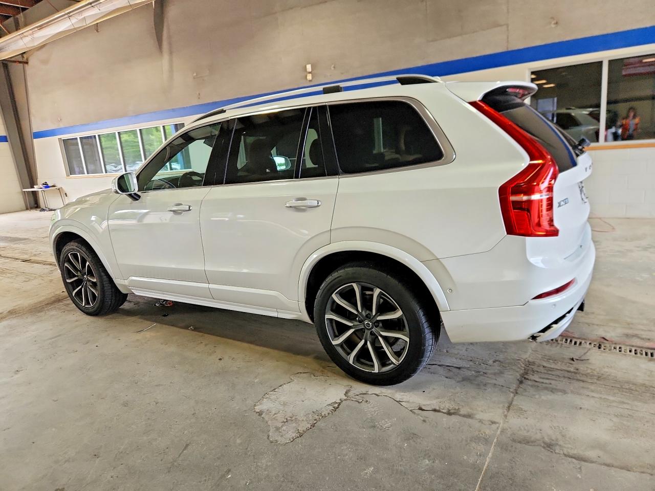2017 VOLVO XC90 Momentum