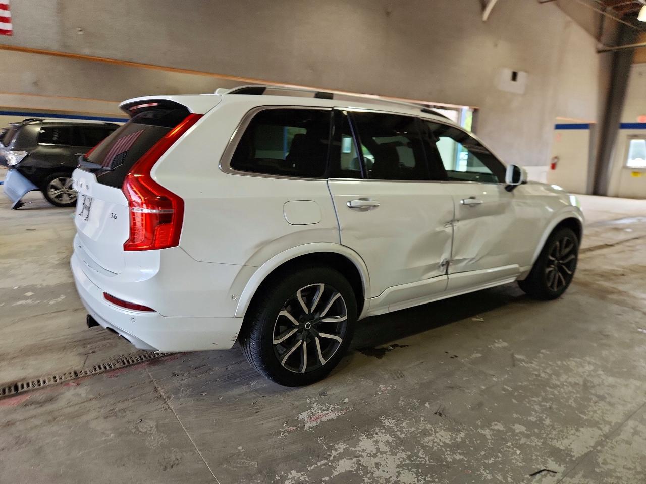 2017 VOLVO XC90 Momentum