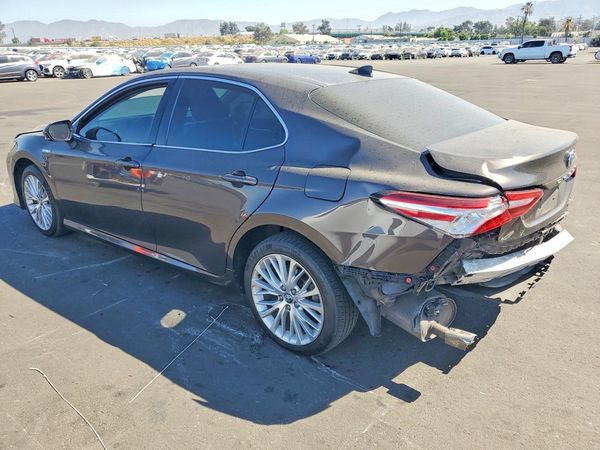 2020 TOYOTA CAMRY XLE