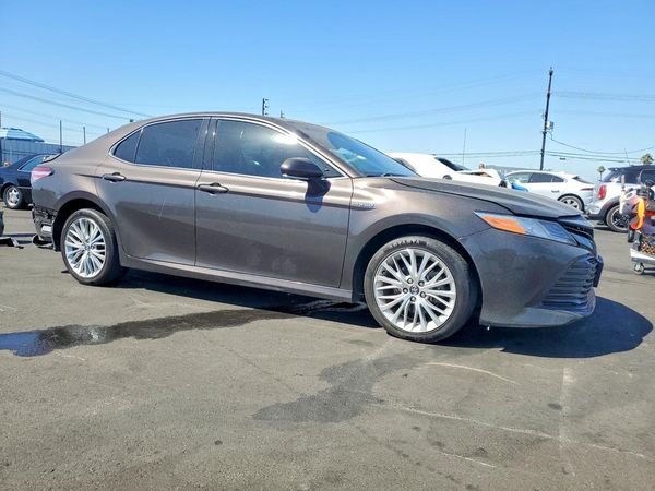 2020 TOYOTA CAMRY XLE