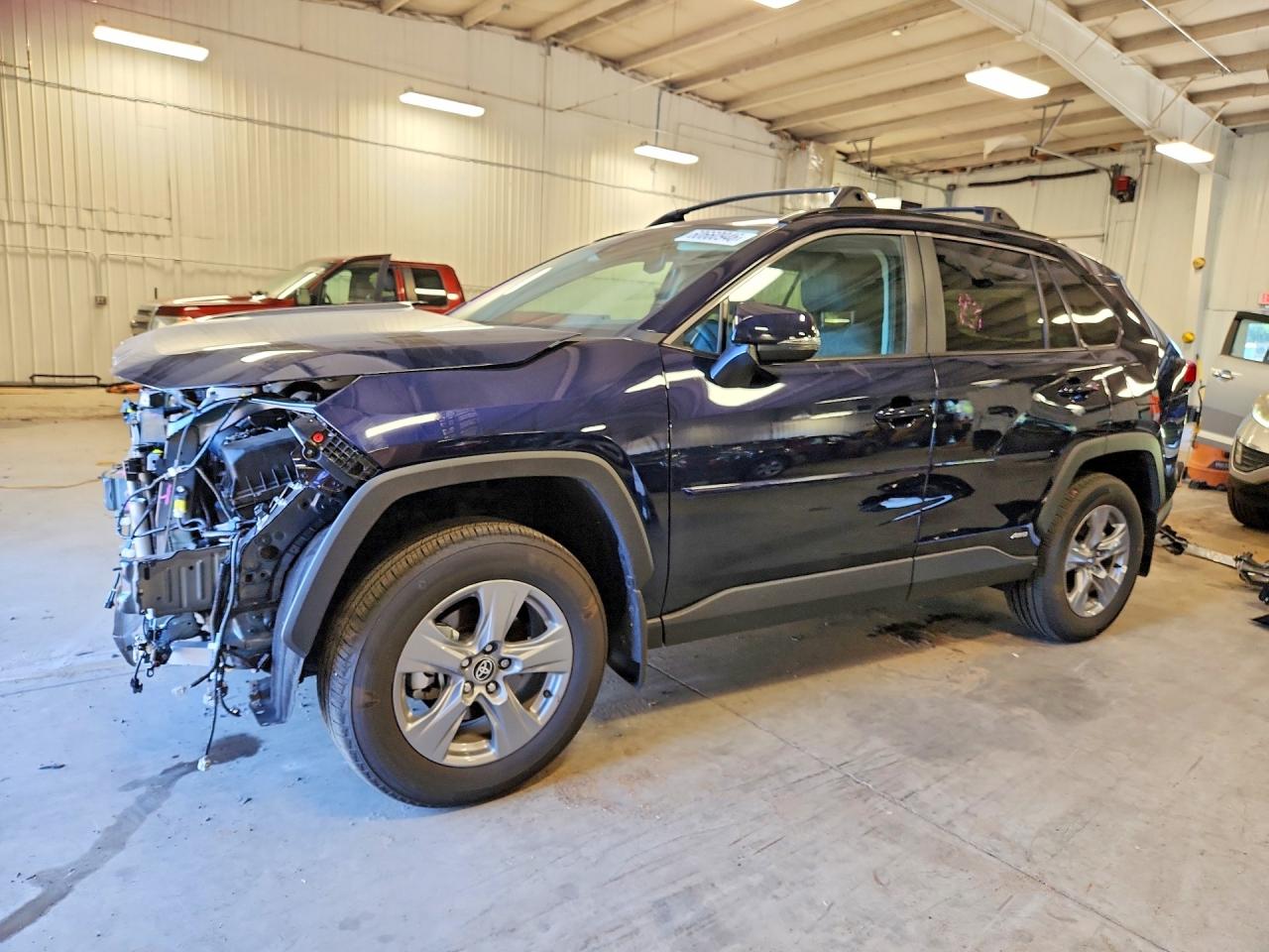 2025 TOYOTA RAV4 XLE — Front 3/4