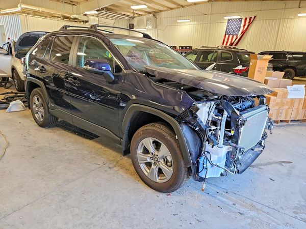 2025 TOYOTA RAV4 XLE — Passenger 3/4