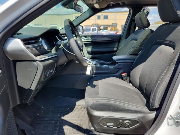 2025 JEEP GRAND CHEROKEE Laredo, Altitude