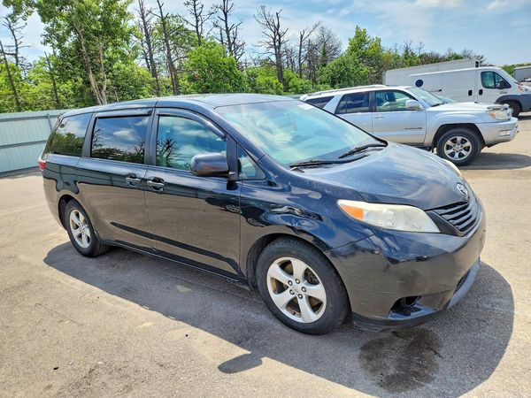 2017 TOYOTA SIENNA L