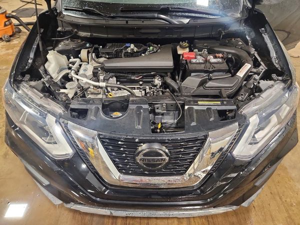 2018 NISSAN ROGUE — Engine bay