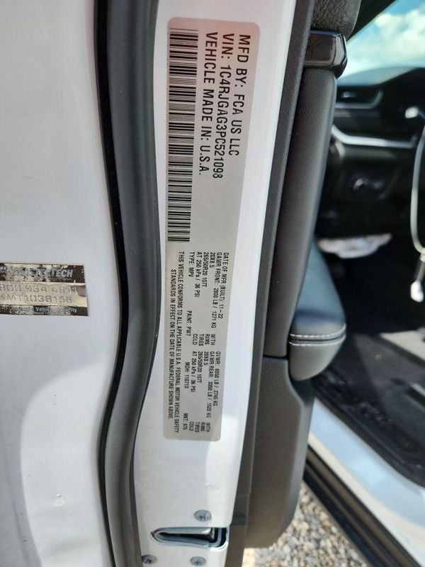 2023 JEEP GRAND CHEROKEE LAREDO 4X2