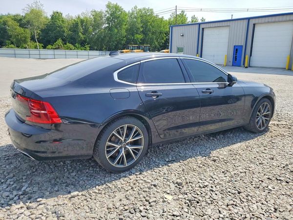 2017 VOLVO S90 Momentum