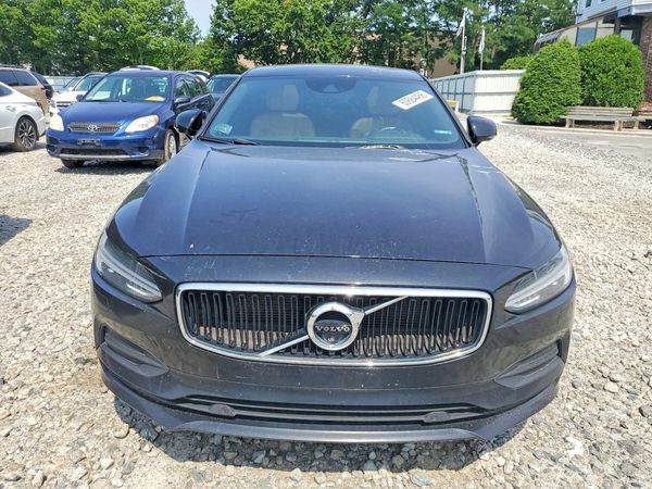 2017 VOLVO S90 Momentum