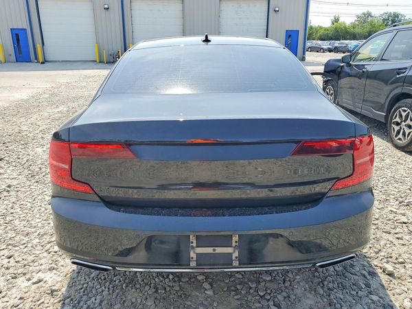 2017 VOLVO S90 Momentum