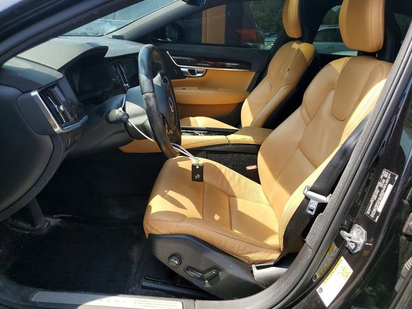 2017 VOLVO S90 Momentum