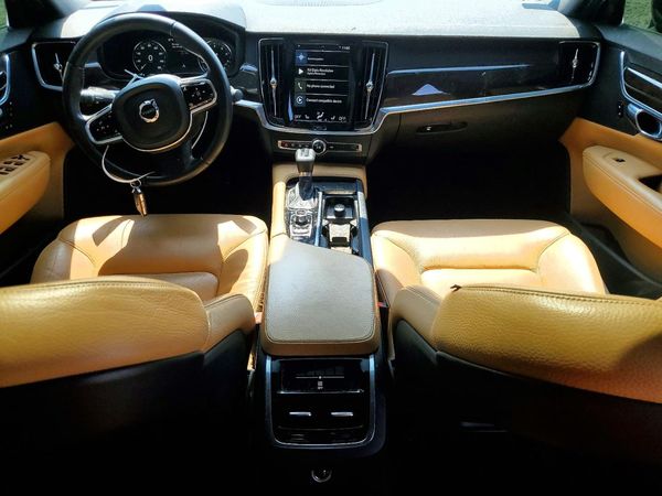2017 VOLVO S90 Momentum