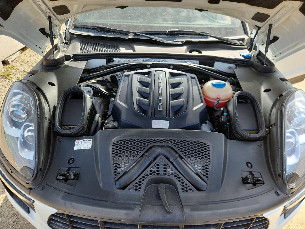 2015 PORSCHE MACAN