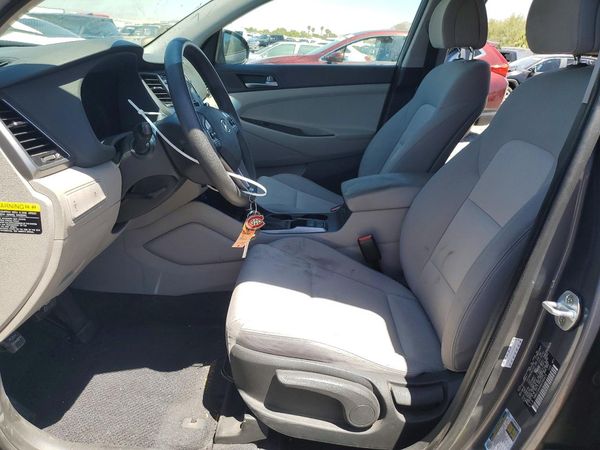 2017 HYUNDAI TUCSON SE (no options)