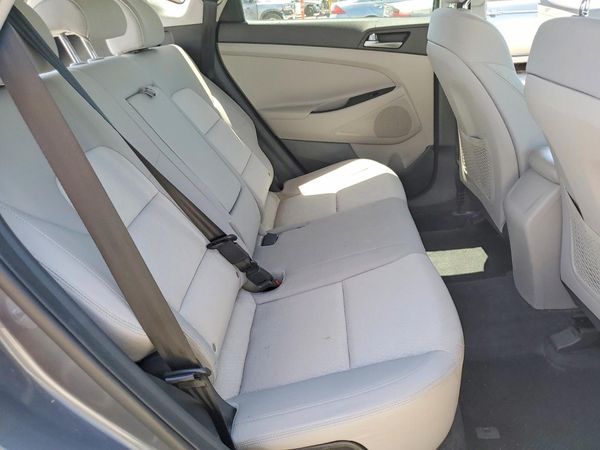 2017 HYUNDAI TUCSON SE (no options)