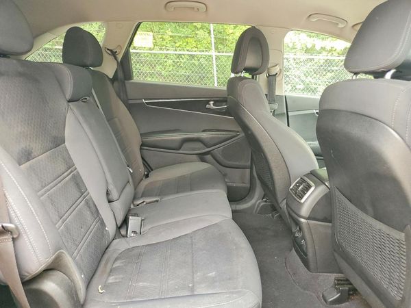 2016 KIA SORENTO L / LX