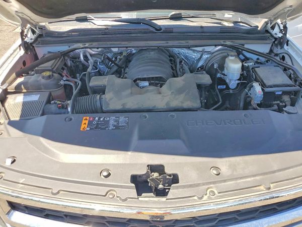 2017 CHEVROLET SUBURBAN LT — Engine bay