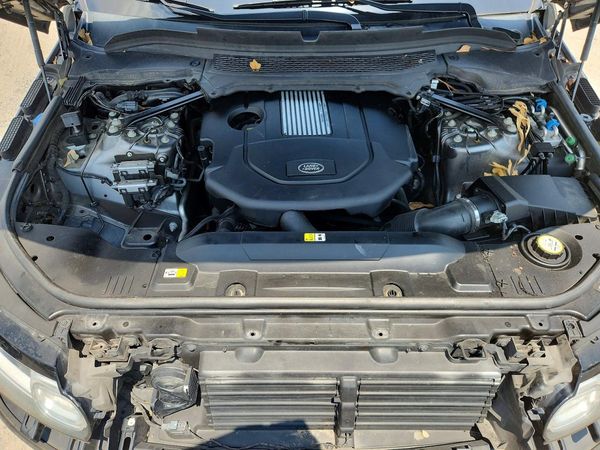 2016 LAND ROVER RANGEROVER HSE — Engine bay