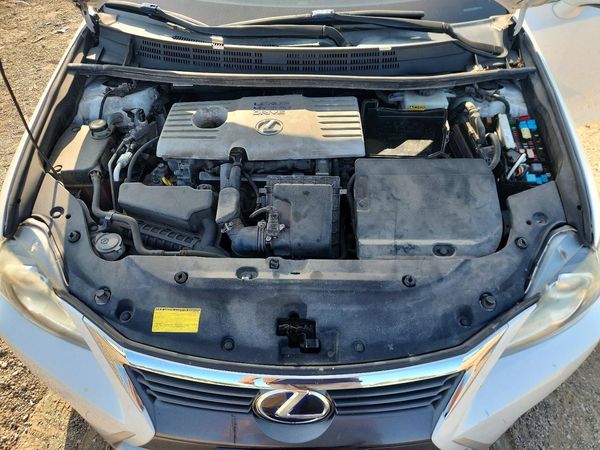 2014 LEXUS CT 200h — Engine bay