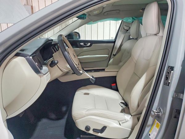 2025 VOLVO XC60 Plus Dark