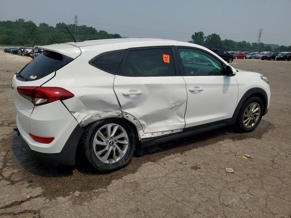 2017 HYUNDAI TUCSON SE (no options)