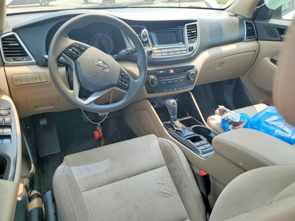 2017 HYUNDAI TUCSON SE (no options)