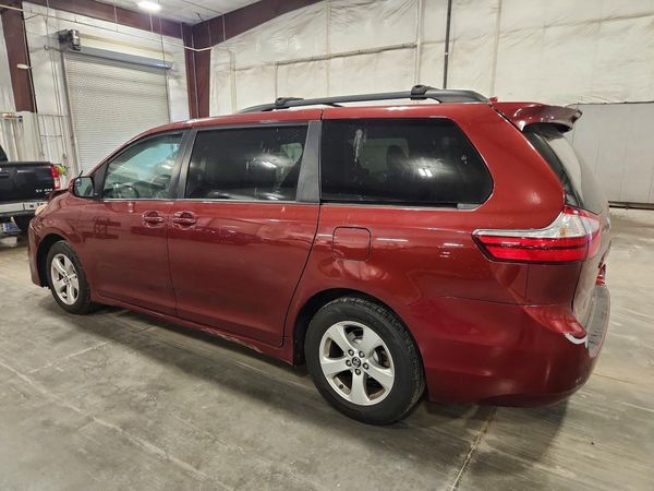 2018 TOYOTA SIENNA LE