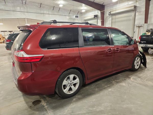 2018 TOYOTA SIENNA LE