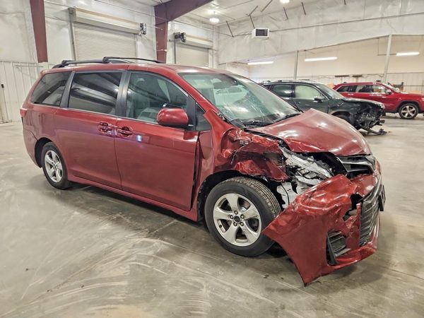 2018 TOYOTA SIENNA LE