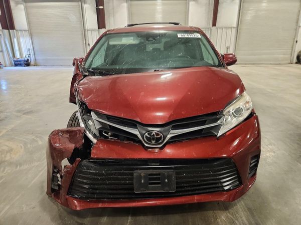 2018 TOYOTA SIENNA LE