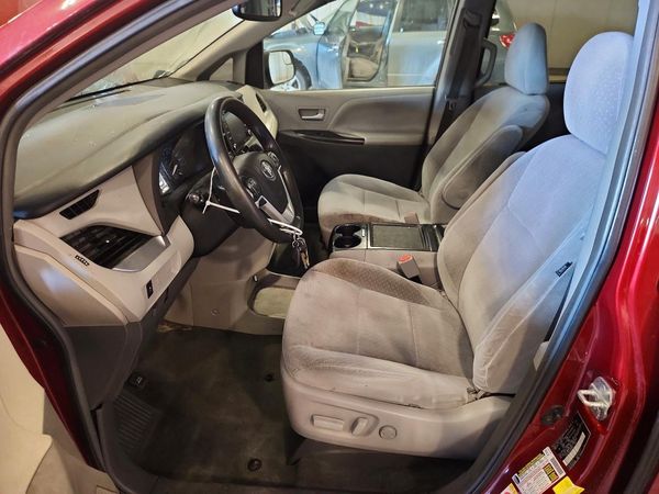 2018 TOYOTA SIENNA LE
