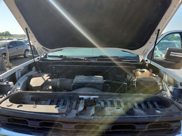 2022 CHEVROLET SILVERADO LT — Engine bay