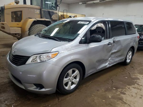 2015 TOYOTA SIENNA