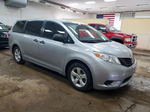2015 TOYOTA SIENNA